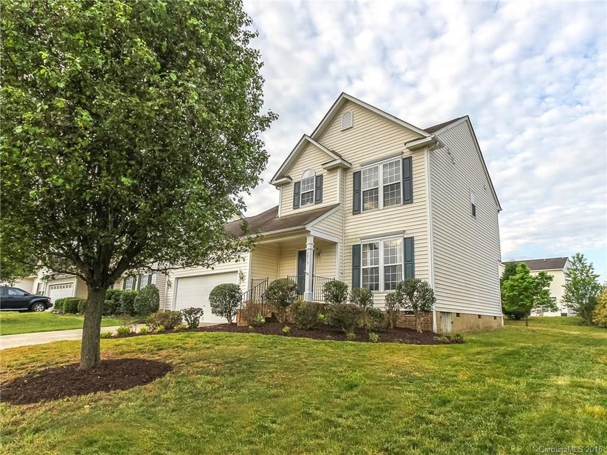 Steele Creek area home nestled in Planters Walk neighborhood with great curb appeal. This home has 3 bedrooms and 2.5 baths, breakfast area and features the main downstairs living area along side of the back of the home. The carpet and pad was newly installed in April 2016 throughout the entire home. Located conveniently near the Rivergate Shopping center and the intersection of Tryon (49) and Steele Creek Blvd (Hwy 160).