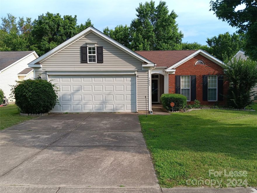 Cute, cozy and clean 3br/2bth in lovely neighborhood. Large rooms, 2 full baths, walk in closets, eat-in kitchen, large backyard deck. Application fee is $55 and can be found here: www.avail.co/apply/tipvNfg