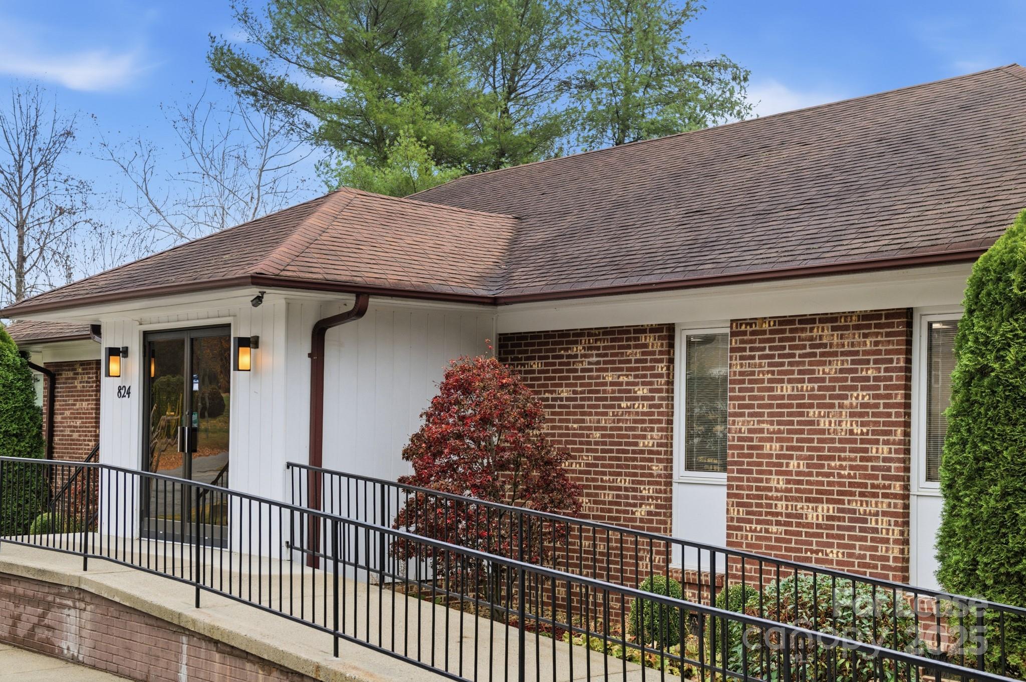 824 Lower Creek Drive NE