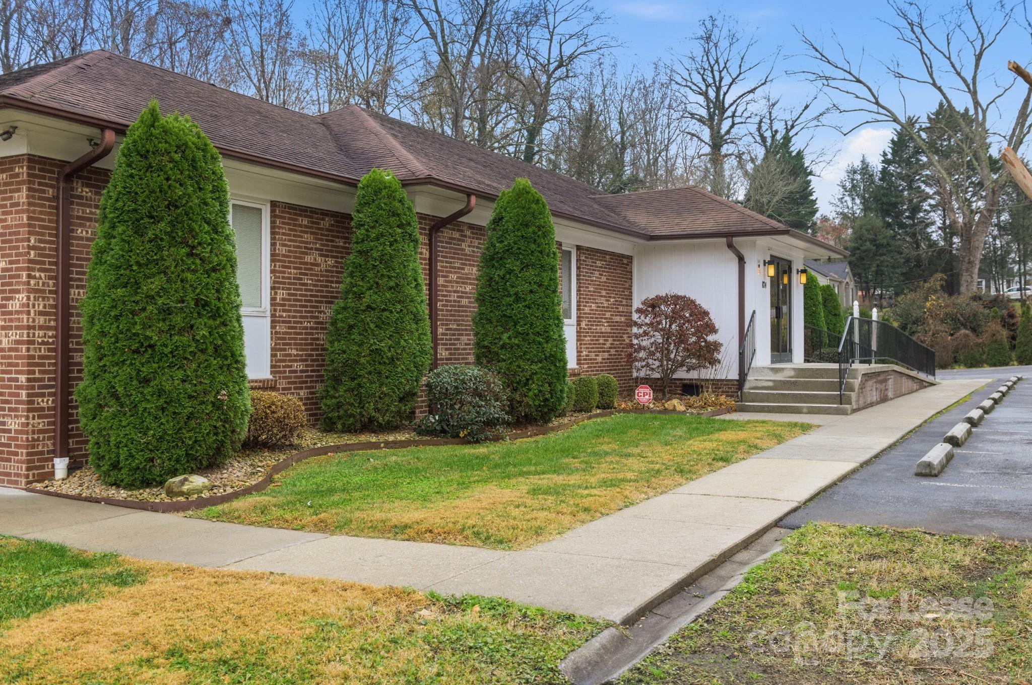 824 Lower Creek Drive NE