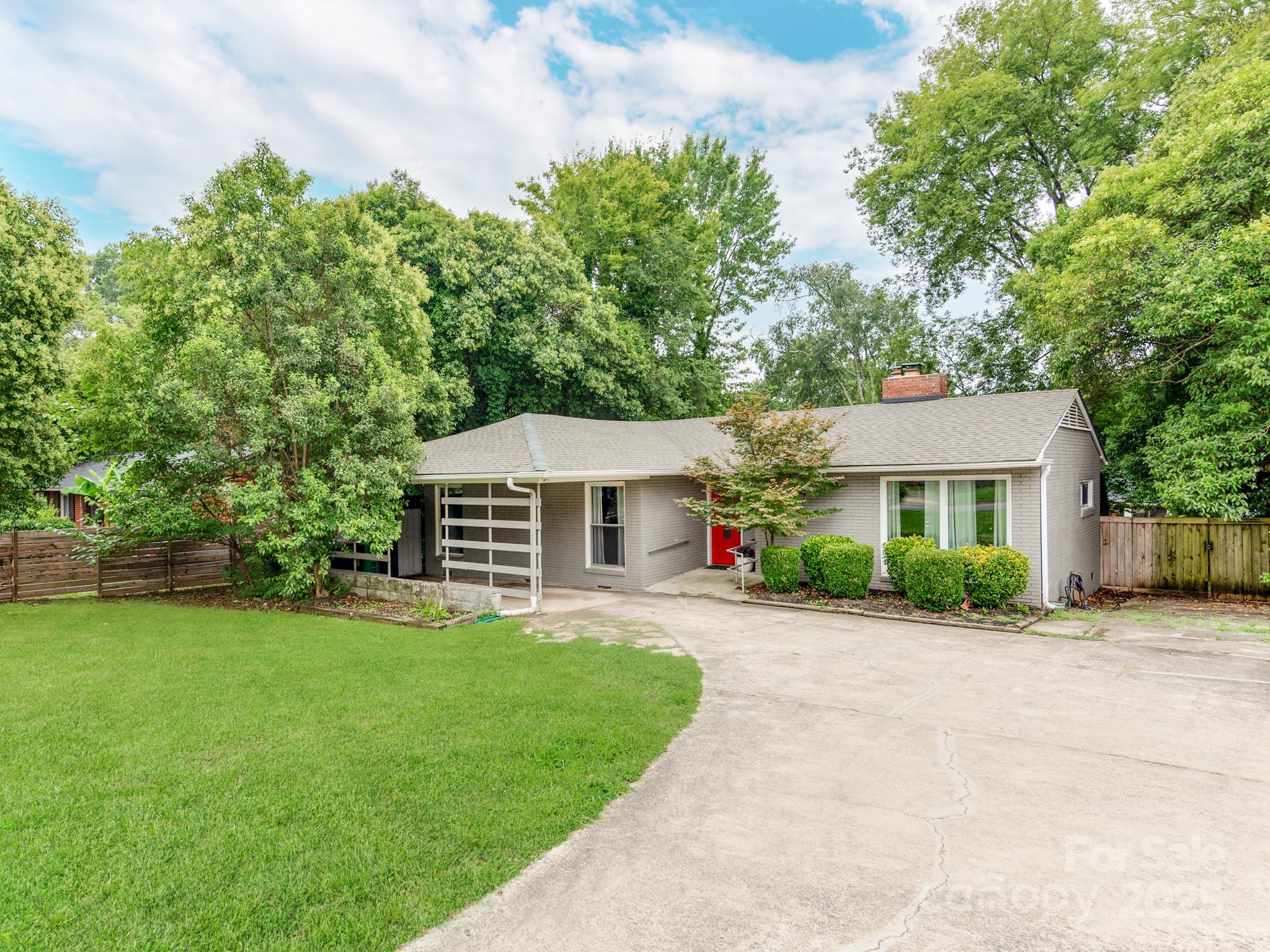 842 E Woodlawn Road