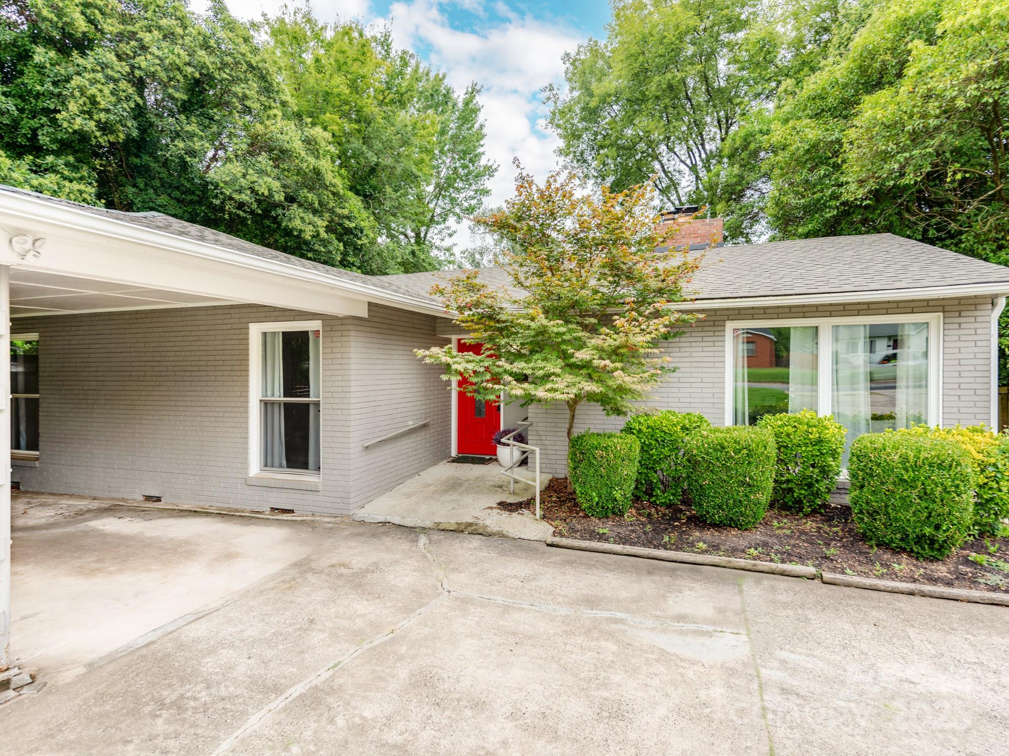 842 E Woodlawn Road
