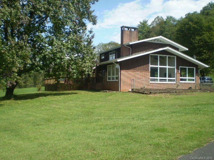 Cherokee/Qualla - Farmhouse near Great smoky Mountain national Park and Harrah's Cherokee Casino. Home features 4 bedrooms, 2.5 baths, new kitchen with stainless appliances, large living room with fireplace, formal dining, new hardwood floors. New carpet, fresh paint. Great view!! Unfinished basement with fireplace.