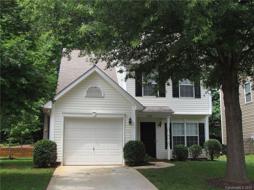 Great 3 bedroom home only minutes from Lake Wylie water recreation. Located in Forest Oaks subdivision this home has a private backyard and 1 car garage. New Stainless steel microwave and stove. Newer wood laminate flooring in great room and dining area. Huge lanudry room off kitchen and powder room on main. Located near New Publix.