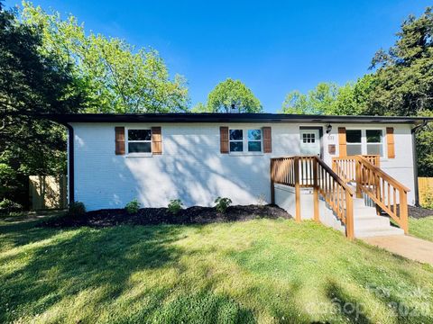 Photo of 533 Frank Drive, Charlotte, NC 28215 (MLS # 4382114)