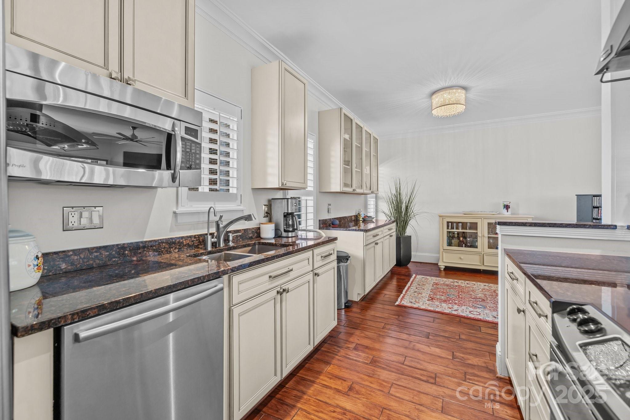 224 N Poplar Street 9