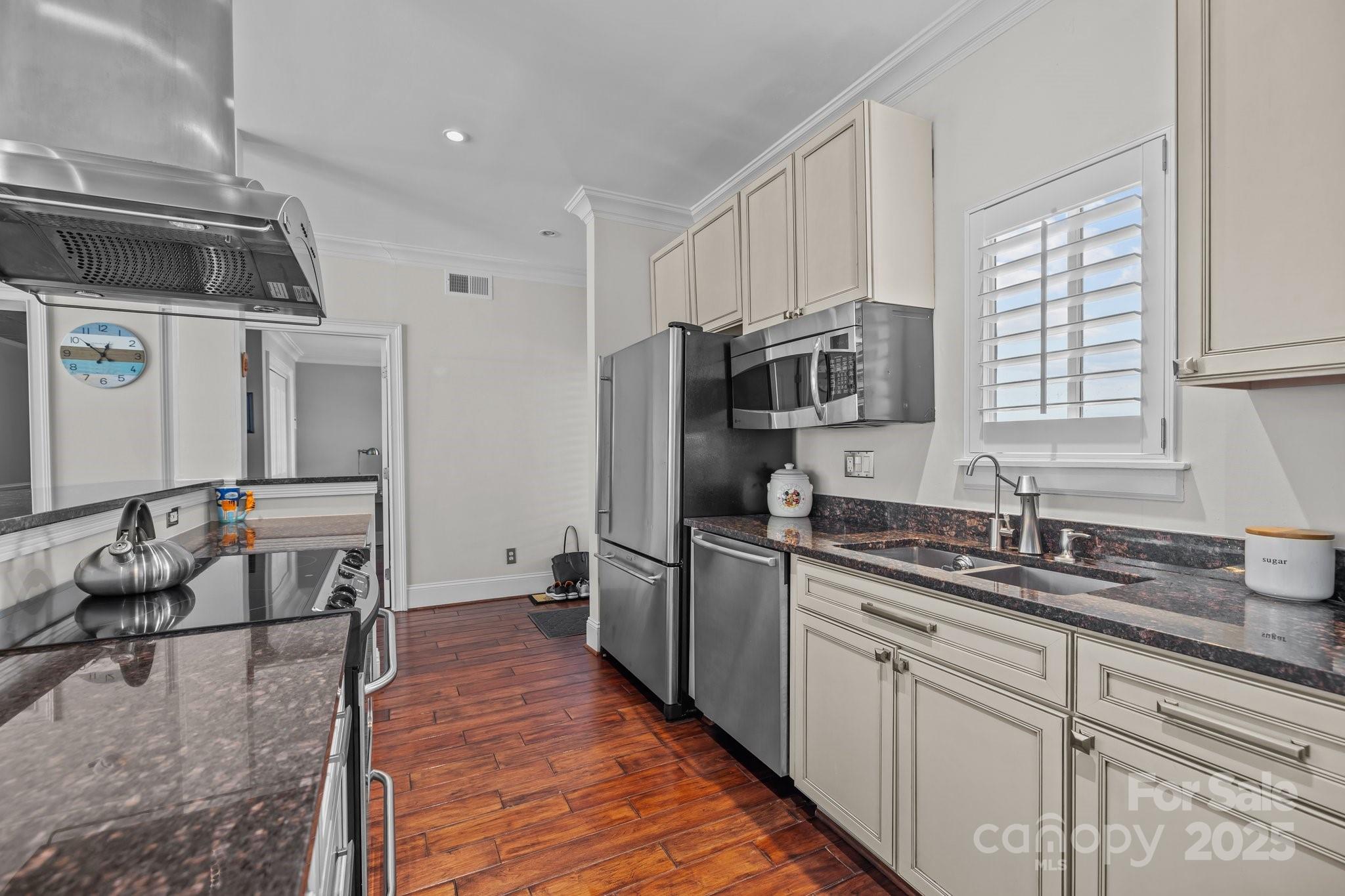 224 N Poplar Street 9