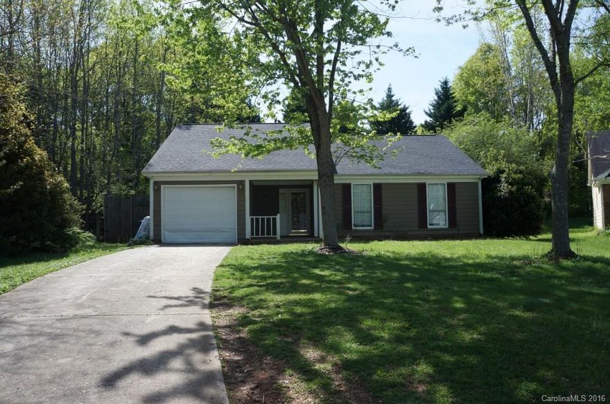 Charming home w/fr porch on cul-de-sac fenced lot. Lg GR w/vaulted ceilings. GR open to dining area & kit. Efficient kit w/ceramic tile. Refrigerator remains. Mstr bdrm has vaulted ceiling & 2 closets. Ceramic tile in foyer & all bathrooms. Laminated floors in 3rd bdrm. No carpet & newly painted ext past yr. Workbench in garage. Home warranty incl. Convenient to 85, 485, uptown, shops, & churches.