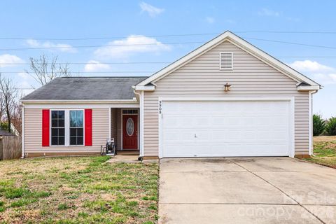 Photo of 9908 Peppermint Lane, Charlotte, NC 28215 (MLS # 4351289)