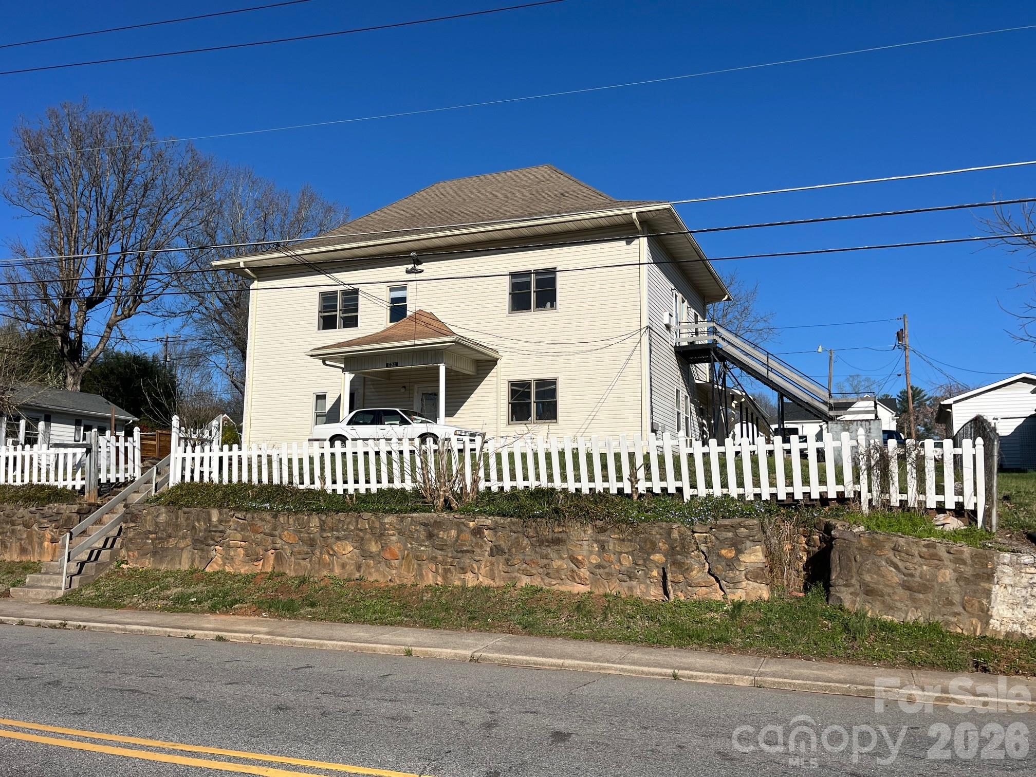 Main image without alt text