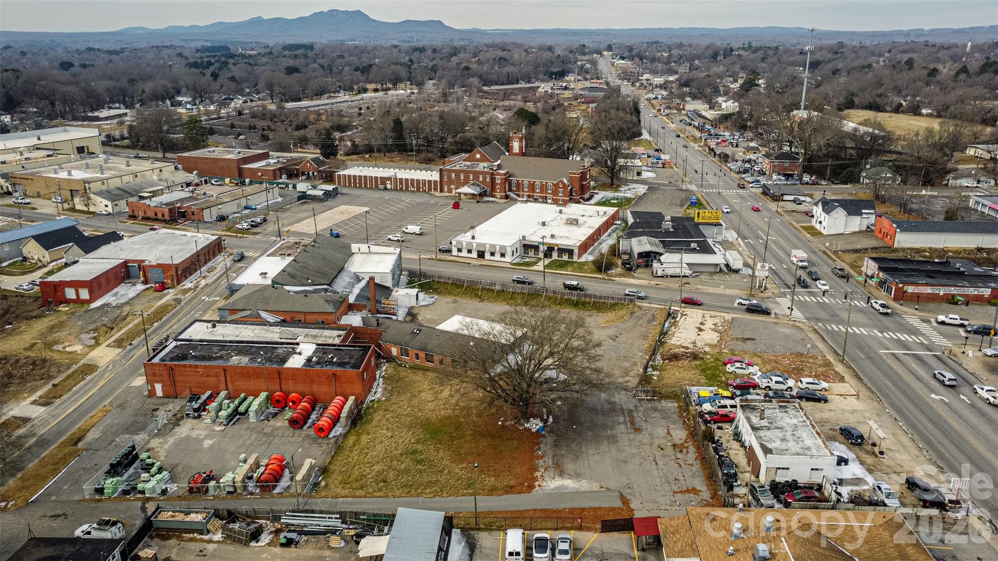 Main image without alt text