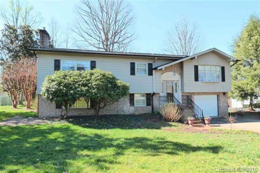 4BR/3BA home offers 2 lvls of living space, including formal dining room, living room and huge den w/ FP! Located on well-landscaped corner lot up the street from Jenkins Elementary, the perfect house for a growing family! Main lvl offers hdwd floors throughout, and features sunny living room w/ lrg bay window, formal dining room w/ double doors to rear deck, and roomy kitchen w/ space for breakfast table. Central hallway leads to master suite w/ updated bath featuring jetted tub/shower combo.