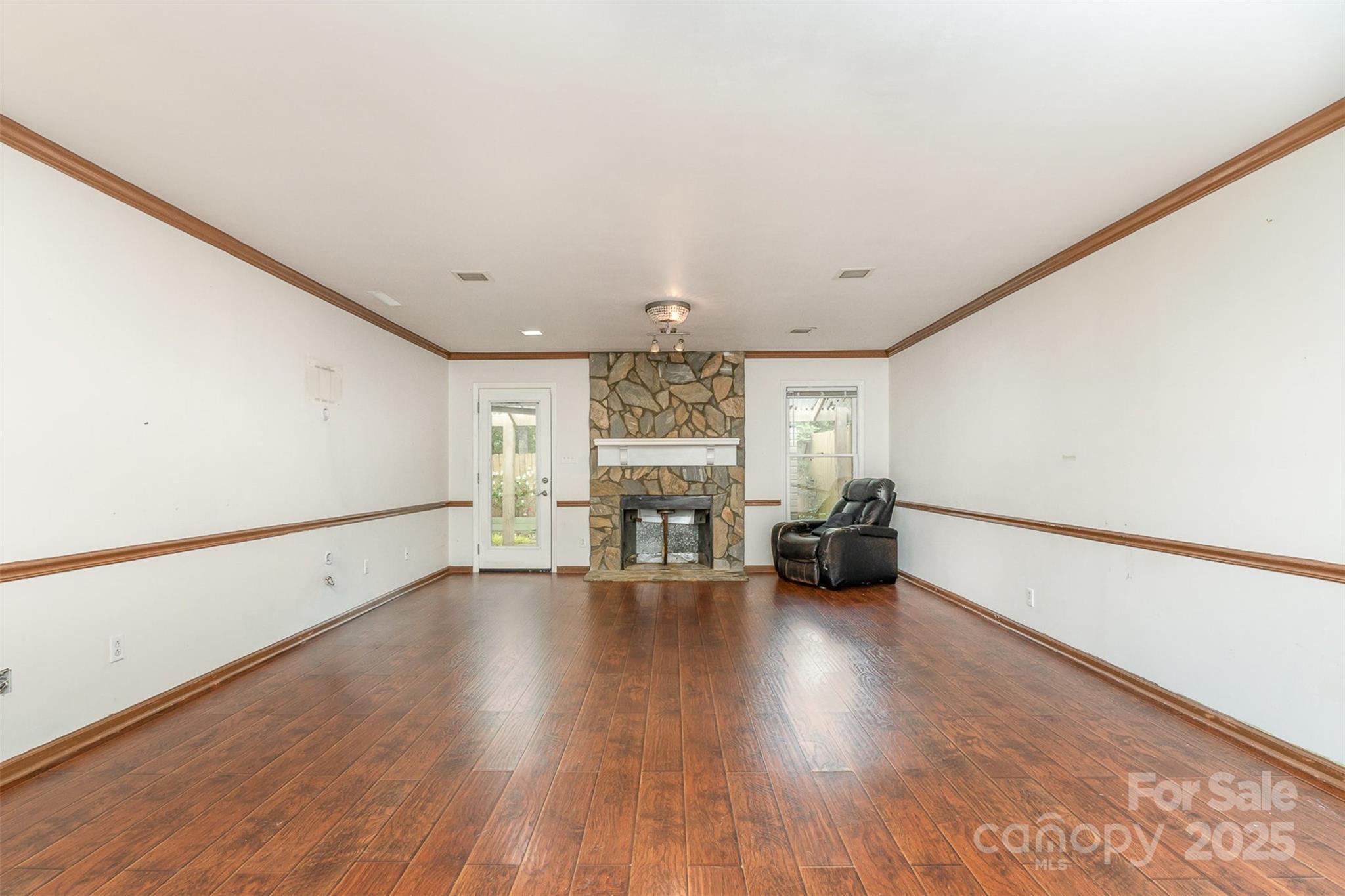 652 Camrose Circle NE
