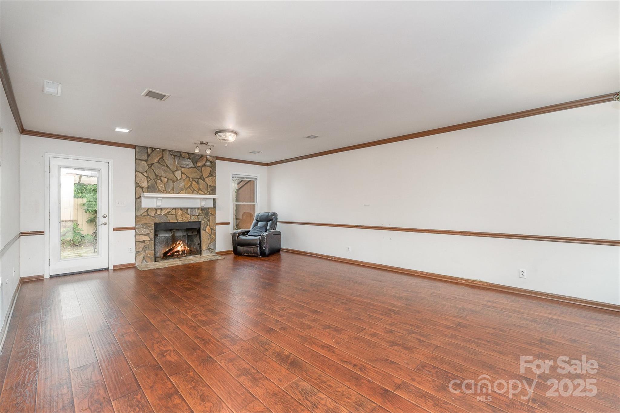 652 Camrose Circle NE
