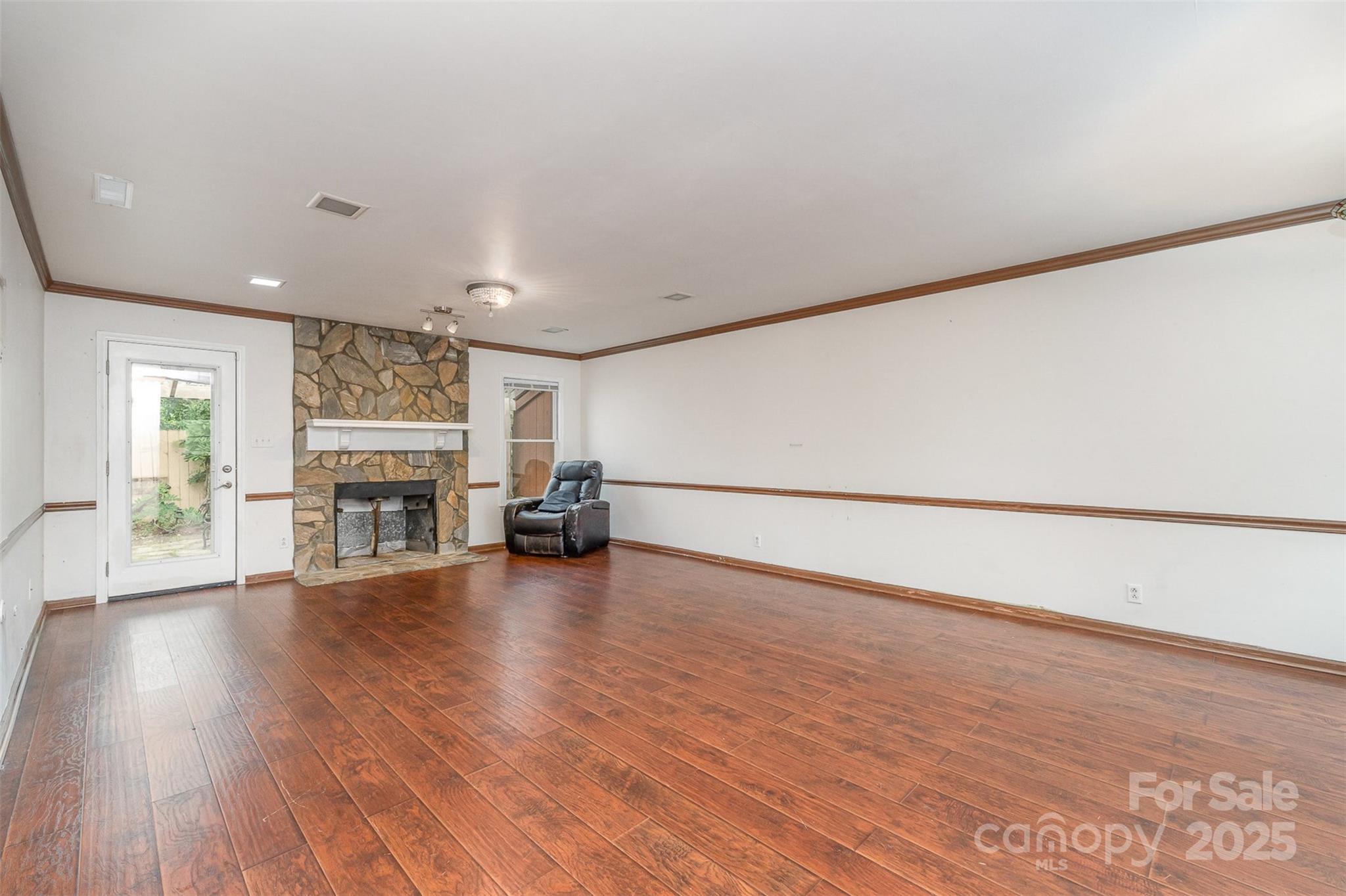 652 Camrose Circle NE