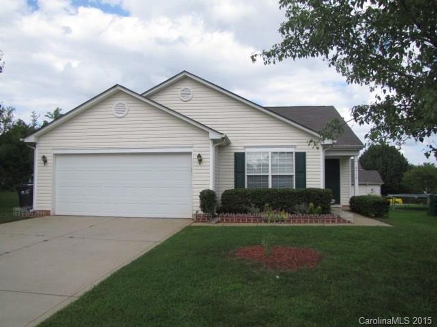 Rent Special!: Get 1/2 month free with move-in by 9/25/15 and a 12-13 month lease or a 20-24 month lease. Located on a cul-de-sac lot, this cute ranch features fresh paint and hardwood floors. The eat-in kitchen with a pantry and a tile backsplash has a pass-through into the great room with vaulted ceilings. Sliding doors open to the fenced back yard with a patio. The master suite includes a walk-in closet.