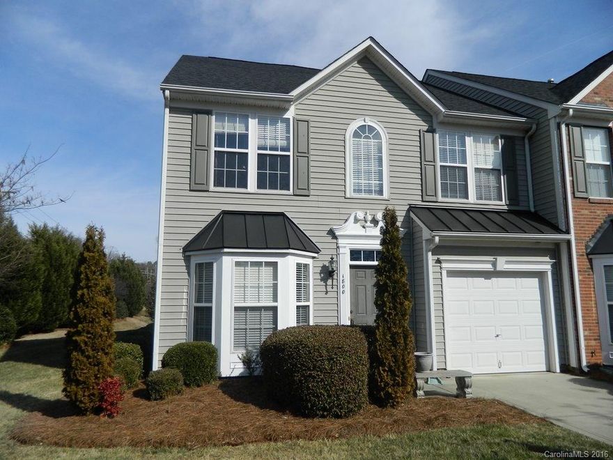 SPECIAL: $400 OFF SECOND MONTH'S RENT!  Gorgeous townhome in a picturesque neighborhood. Located in Robinwood Village this 3bd/2.5ba w/ all kitchen appliances. Spacious eat-in kitchen w/ separate dining area. Large, dramatic two-story living room with gas fireplace. Wood floors throughout kitchen & living room. Master suite is on MAIN FLOOR. Large garden tub & separate shower, walk in closet. Lg bedrooms upstairs. Loft/sitting area upstairs overlooking living room. Private patio in back. No pets