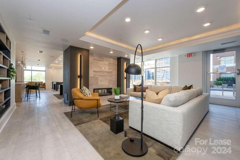 425 W Trade Street 1GR