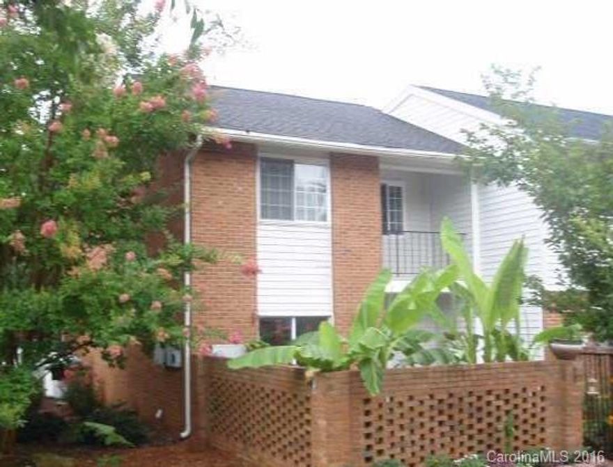 $250,000!!!!  WATERFRONT TOWNHOUSE w/BOATSLIP  in a wide cove with a MILLIOM $$$$ VIEW! Great for first time lake buyers or vacation home  / pool / swings / picnic tables / BBQ pit / seawall and 2 sandy beaches!  Gated & keyed storage area for boats, trailers, etc + private boat ramp.  End unit with brick pavers on street and lakeside patios.  Balcony off guest bedroom.  Lots of closets and storage space.   Both bedroom have private baths.  
* HOME HAS BEEN WINTERIZED  *  2-10 HOME WARRANTY