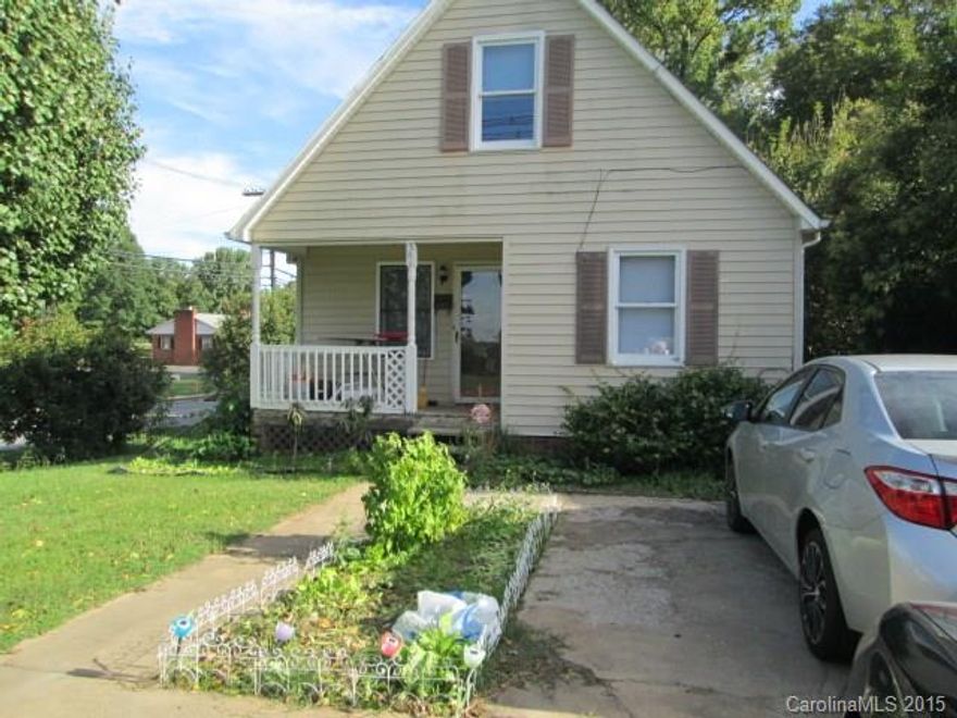 Priced to sell Great corner lot. Fenced back yard. 2 Bedrooms 2 baths. Heat & air approx 5 years old per owner.