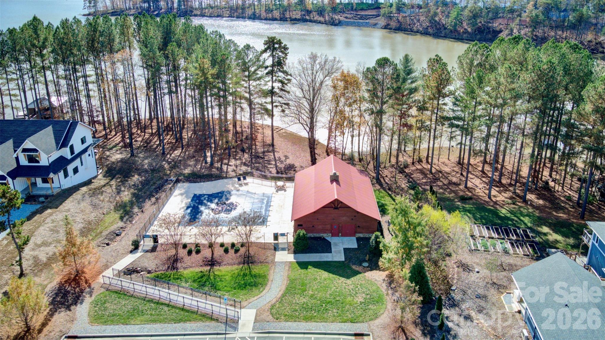 The Waterfront Club - Land