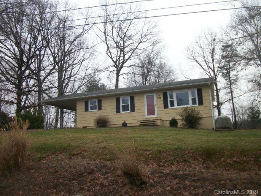 Great litte starter or retirement home. The kitchen is open to a good sized living room. Three bedrooms and one full bath, with a carport, storage off of the carport, fenced back yard. Minutes to town and to I-40