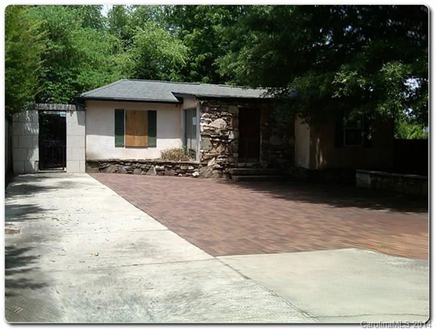 Beautiful 1 Story Single Family/Commerical fixture located near E Independence Blvd. Front exterior features a concrete/brick mini parking lot. This property has been featured as a residential home and an office in the past. Property is located near Bojangles Coliseum. When heading towards Monroe Road you will find more commercial properties. Perfect opportunity to add your personal touch!