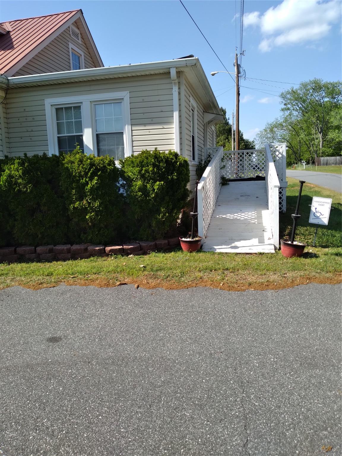 Main image without alt text