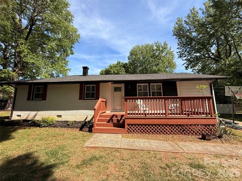 Photo of 401 Rutland Drive, Charlotte, NC 28217 (MLS # 4370832)