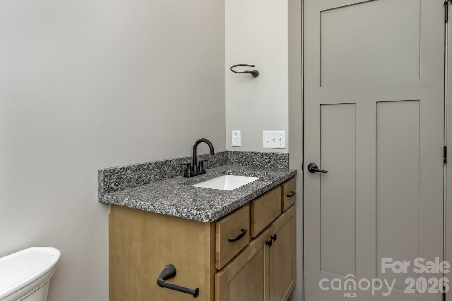 235 EDGEWOOD Road S 4