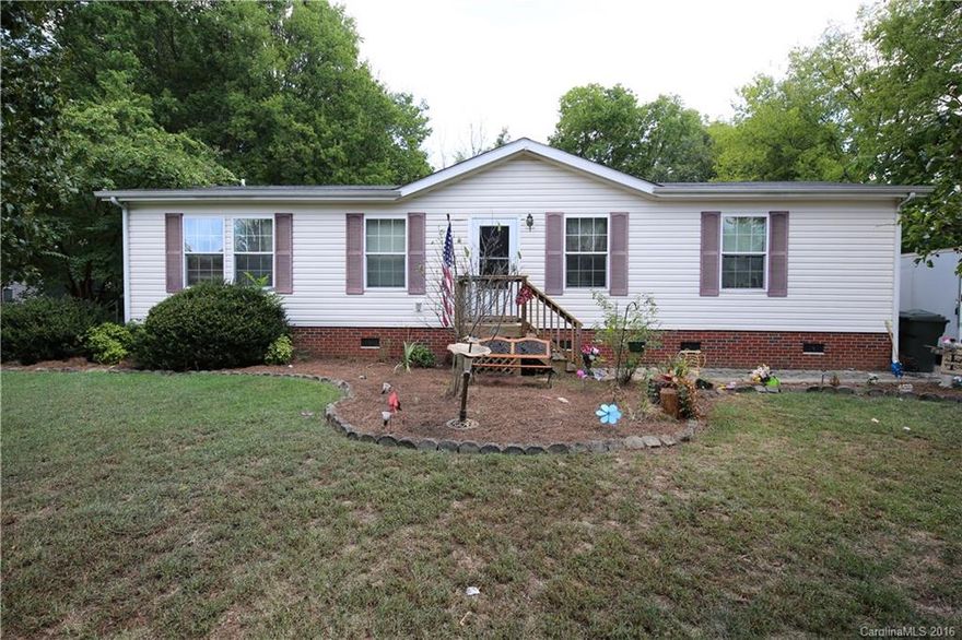 Welcome home to this awesome modular in a very convenient location.  Close to shopping, restaurants, and Cherry Park!  This property is a well maintained modular home in Cedar Grove.  Well priced and a lot of space!
