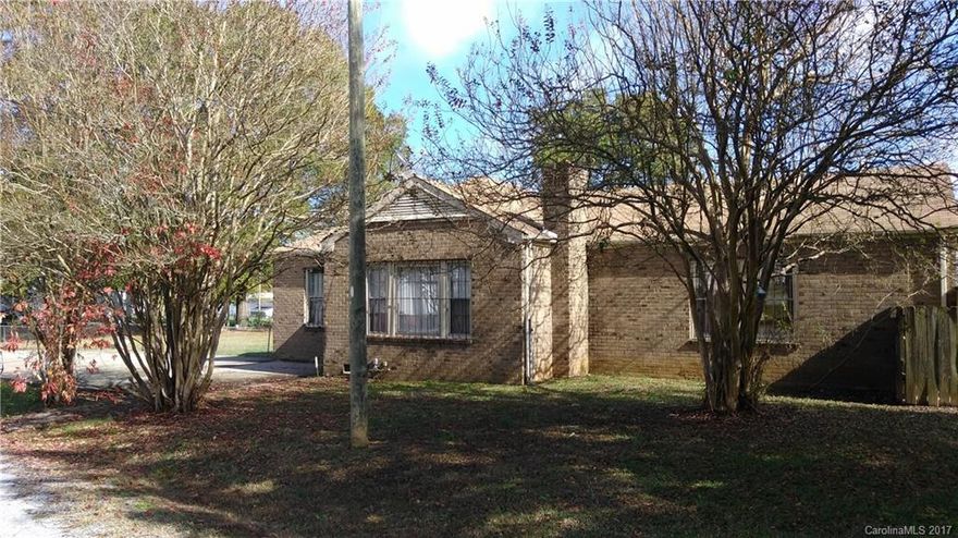 Huge Price Reduction!  3BR/2BA with Huge LR, split BR plan, unique eat-in kit., laundry area, dream-size (500 sq ft) Master Suite w/ sitting area & Bath, Fenced "corner" lot w/ a welcoming patio/grill area, pool house w/ half bath (no pool). No City Taxes! Inspected, FHA appraised and priced WAY below appraisal to get this sold NOW!  Inspection and FHA repairs were completed!  Clear Termite Letter! All we need is a buyer!   Ready to show!