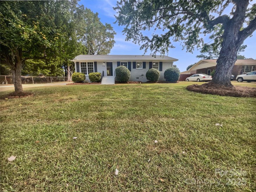 Beautifully updated home with new LVP flooring in living room, kitchen, and bathrooms. Brand-new HVAC
system installed Sept 2025. Bright, inviting layout with private backyard. Convenient to shopping, dining,
schools, and major highways