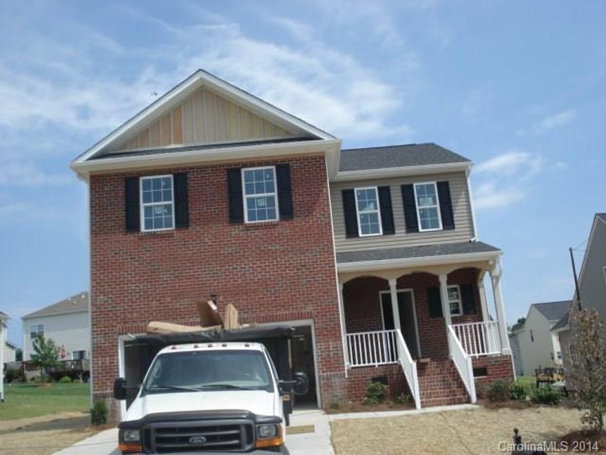 New construction by Ellis Homes, 4 BRs ( 4th Br could be bonus), Granite counters in Kitchen, separate dining room, gas log FP, irrigation system, screen porch. Friendly neighborhood, convenient to I-77 and Lake Wylie
Seller to pay up to $5000 of buyer's closing costs