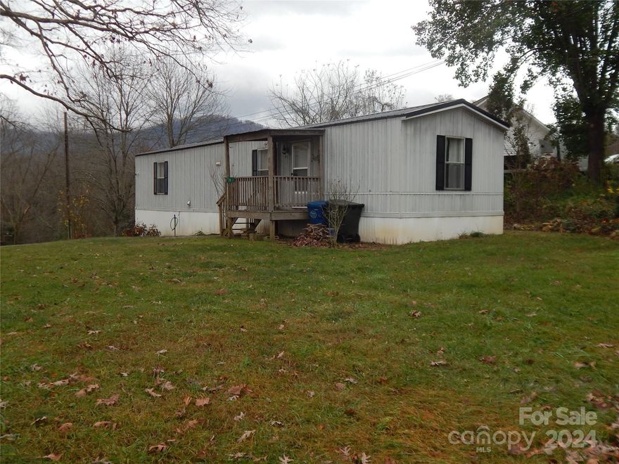 Well maintained manufactured home in Waynesville. Move in ready with super clean interior. Perfect  for vacation or year round living in the mountains. Convenient to all shopping and restaurants. Furniture is negotiable. 
Easy year round access with paved roads and concrete driveway