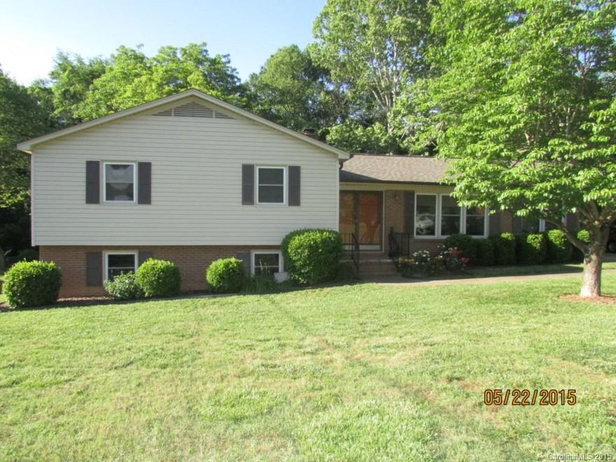 Want to be in a Country Setting but close to I-85, shops and restaurants?  Look no Further!  Kitchen was remodeled in 2012 with new granite, back splash, tile flooring and paint. Both baths remodeled in 2014 with new countertops, flooring, fixtures and paint.  New Carpet in 2014, New roof in 2012. Cozy Great room with brick fireplace and built in desk offer great views of rear deck and fenced in yard.  Hardwood laminate in Living, Great Room and Dining Room, Slate in elegant foyer area! Must see