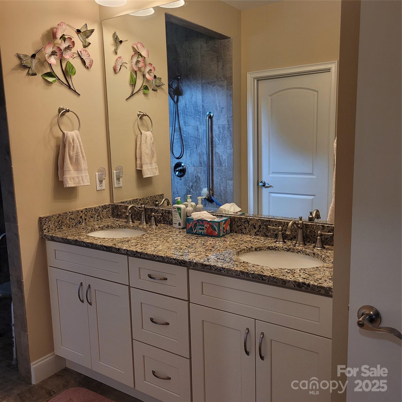 Hickory, North Carolina 28601, United States, 2 Bedrooms Bedrooms, ,2 BathroomsBathrooms,Residential,Active,168305