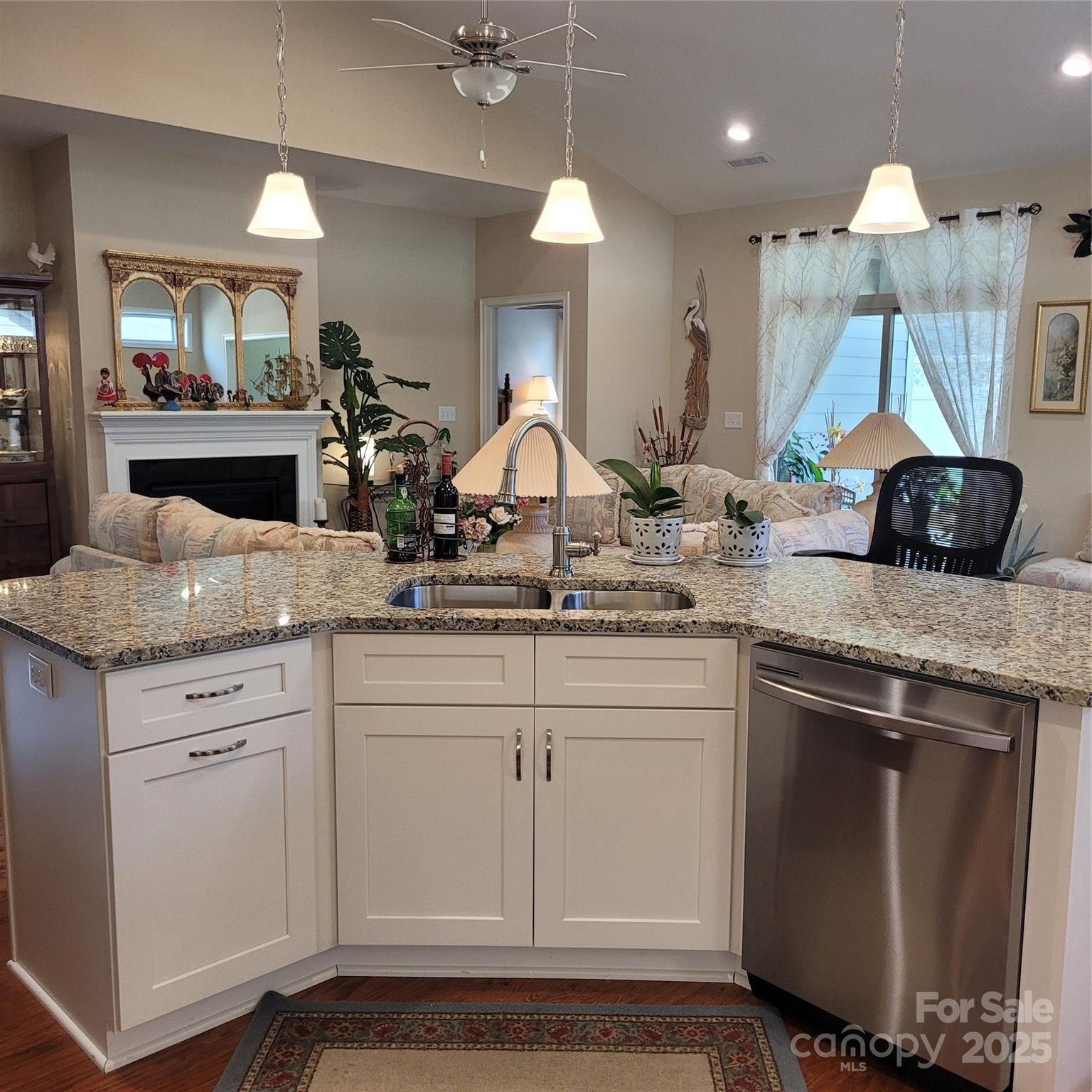 Hickory, North Carolina 28601, United States, 2 Bedrooms Bedrooms, ,2 BathroomsBathrooms,Residential,Active,168305