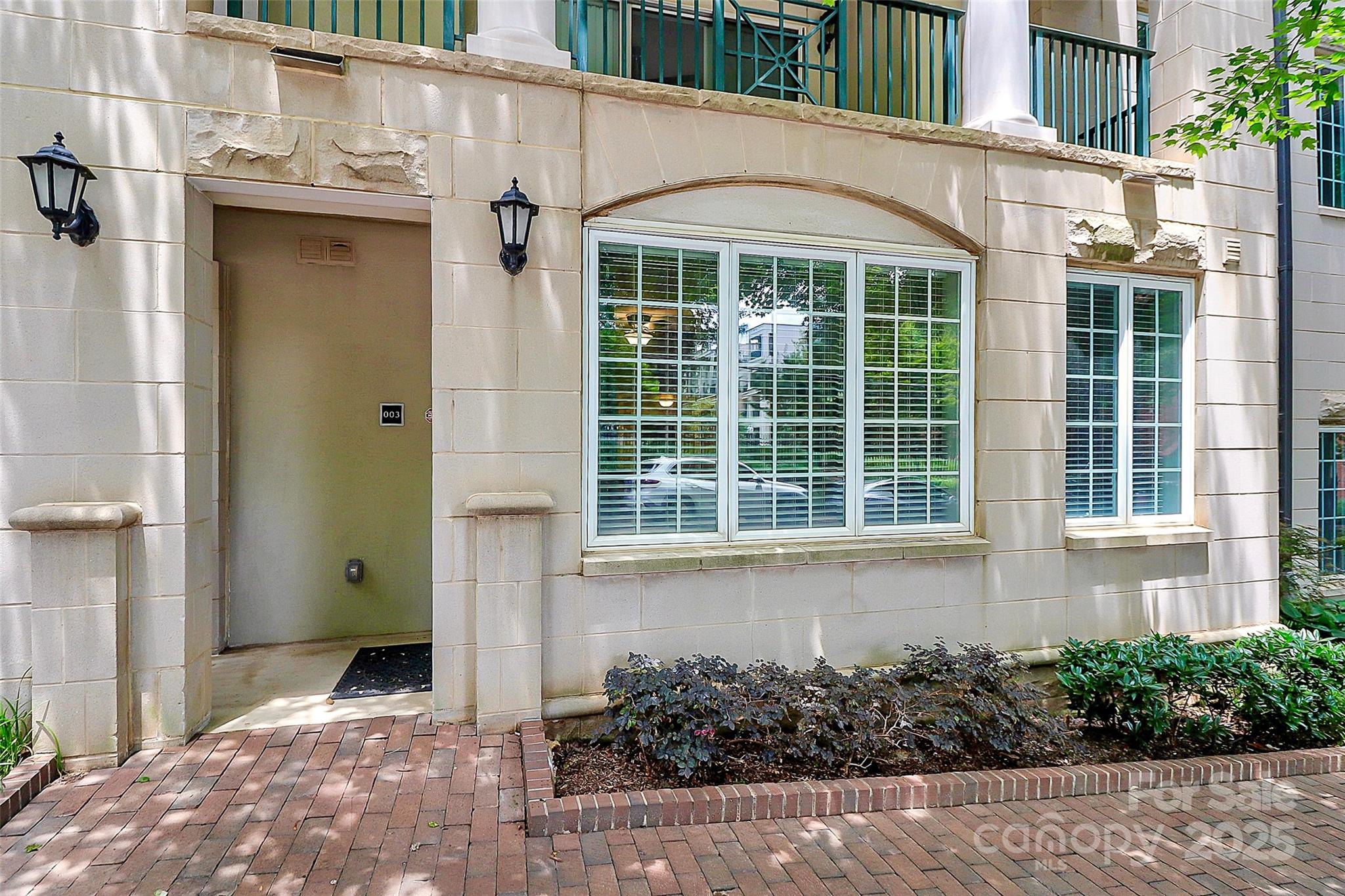 300 W 5th Street 003