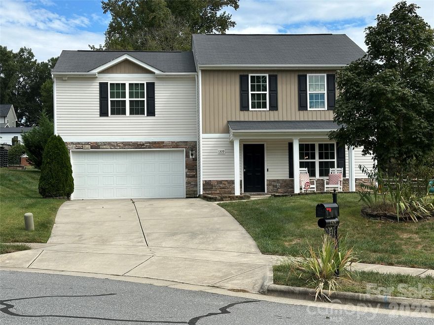 Welcome to this charming, well-maintained home tucked away on a quiet cul-de-sac in the desirable Wildwood Ridge community. Conveniently located just minutes from I-85, Concord Mills, shopping, and dining, this home offers the perfect blend of comfort and accessibility.
Featuring 3 bedrooms, 2.5 baths, and a versatile loft, there’s plenty of space to fit your lifestyle—whether you need a home office, playroom, or additional living area. The main level showcases durable LVP flooring throughout and an open-concept layout ideal for everyday living and entertaining. The kitchen is equipped with stainless steel appliances, a pantry, and a breakfast bar, seamlessly connecting to the dining area and spacious family room.
Upstairs, the primary suite provides a private retreat with a large walk-in closet and an en-suite bath featuring a dual vanity and garden tub/shower combo. Two additional bedrooms, the loft, and a conveniently located laundry room complete the upper level.
Offering space, style, and value, this home is a must-see—schedule your showing today before it’s gone!