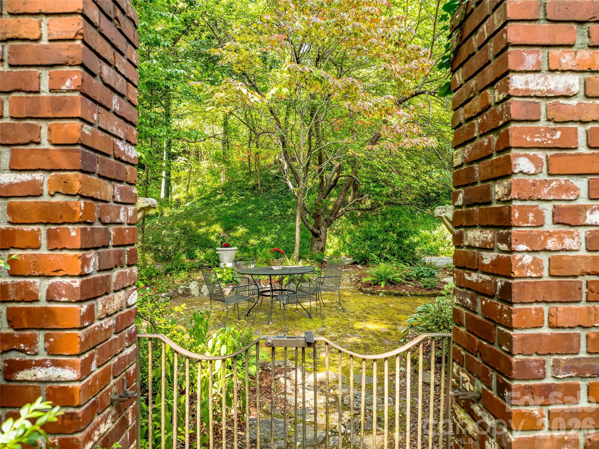 5 Hillcrest Road E