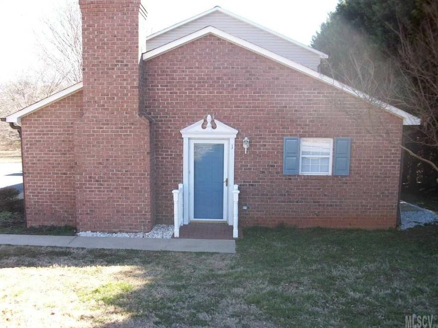 ONE LEVEL TOWN HOME IN GRANITE. 2 BEDROOMS AND 1 BATH. GOOD LOCATION AND GREAT CONDITION. END UNIT. HOA'S ARE $30 A MONTH.