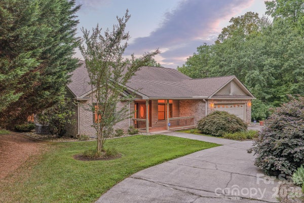 5 KARI CIR, CANDLER, NC 28715 - Image b5046b502e68f4ac569d2d6463a236fa/3203499702