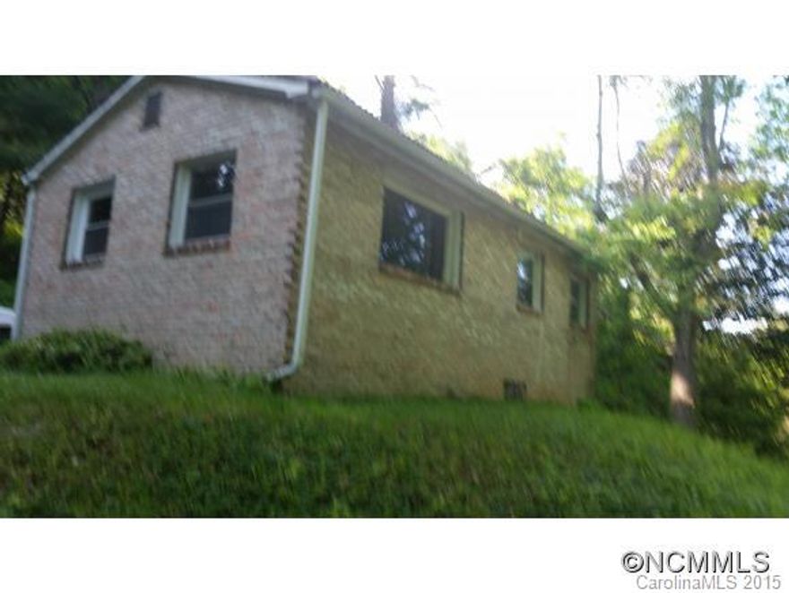 Best price in Kenilworth. A small fixer upper on .54 acres in one of the most sought after areas in Asheville. Choose to renovate this home or replace it. Buck type wood stove in living room. Wooded and private. Great winter views. Close to shopping, medical care and much more. Home sold AS-IS.