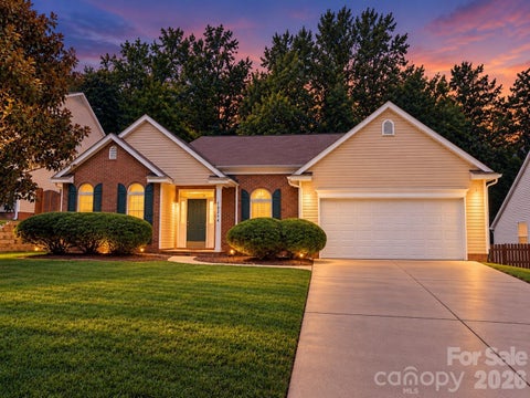 Photo of 10214 Stoneykirk Lane, Charlotte, NC 28269 (MLS # 4428396)