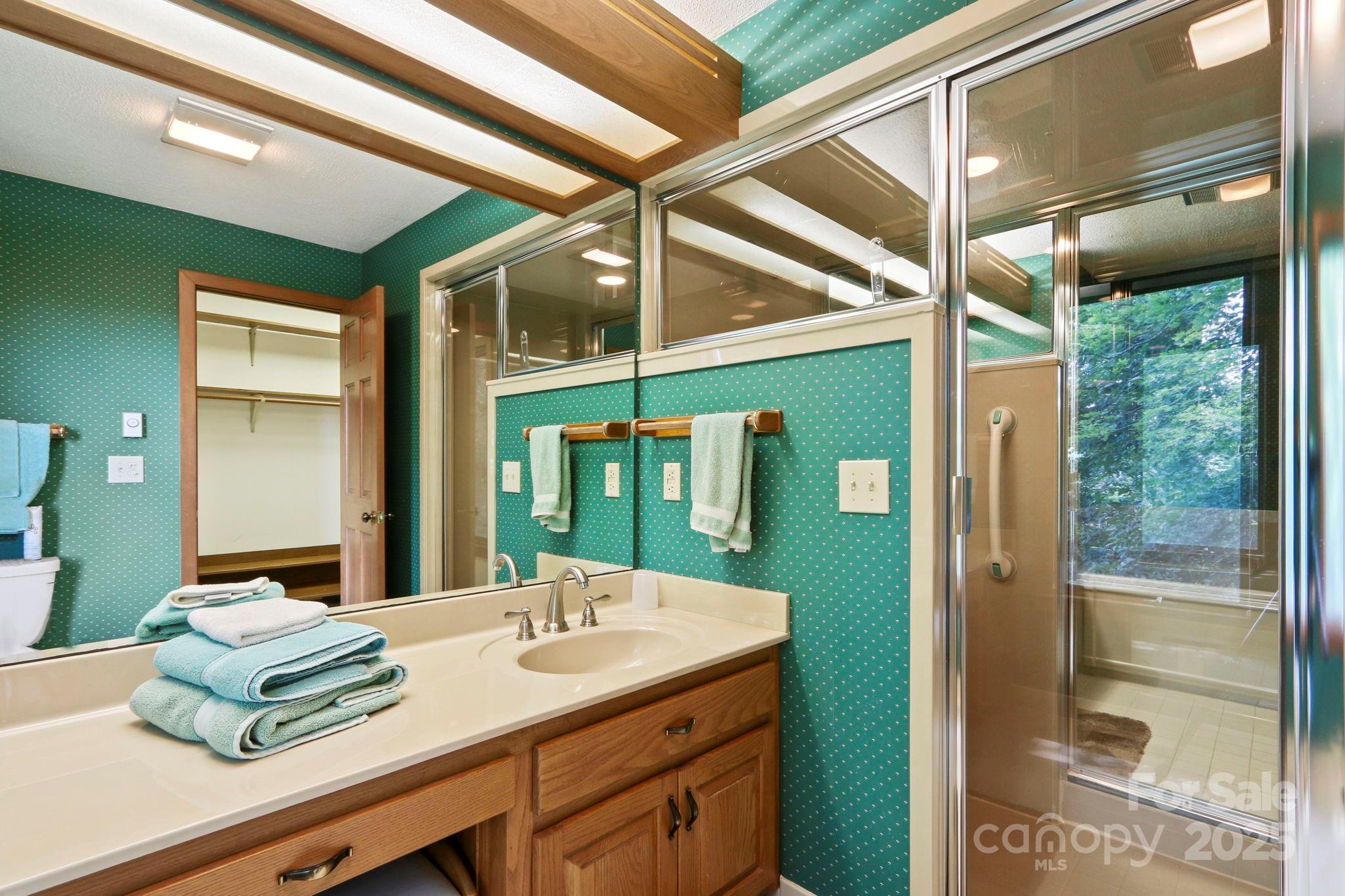 Boone, North Carolina 28607, United States, 3 Bedrooms Bedrooms, ,4 BathroomsBathrooms,Residential,Under Contract,191530