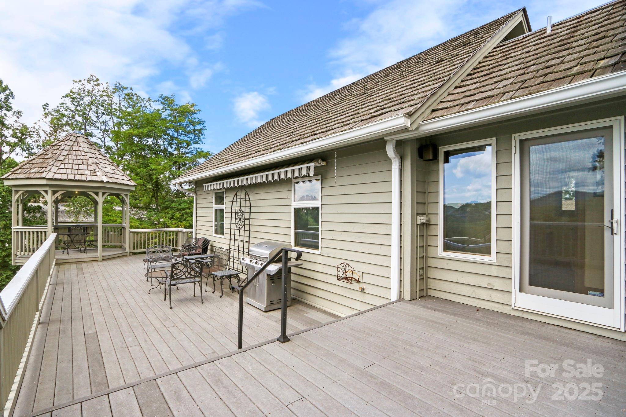 Boone, North Carolina 28607, United States, 3 Bedrooms Bedrooms, ,4 BathroomsBathrooms,Residential,Under Contract,191530