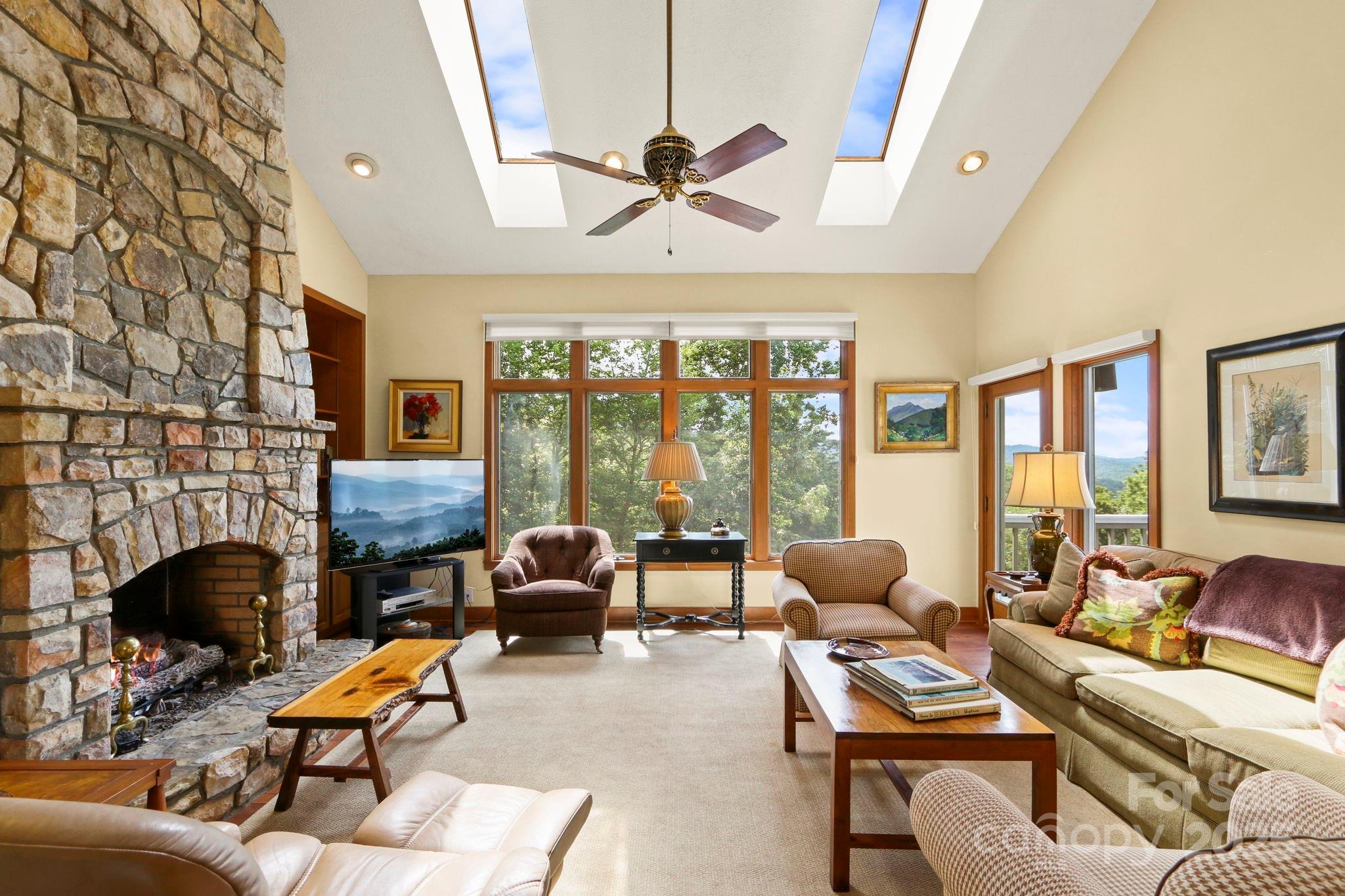 Boone, North Carolina 28607, United States, 3 Bedrooms Bedrooms, ,4 BathroomsBathrooms,Residential,Under Contract,191530