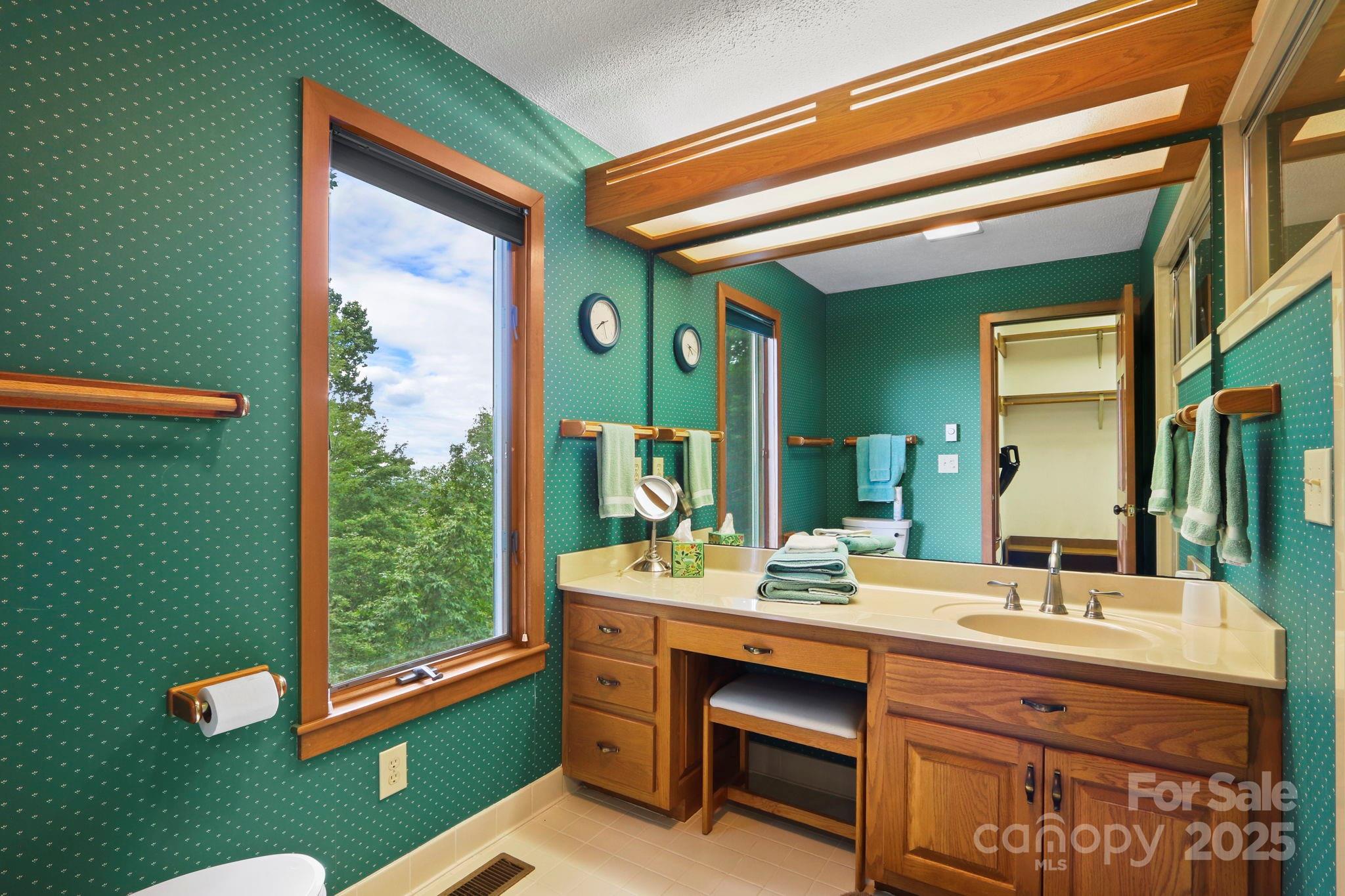 Boone, North Carolina 28607, United States, 3 Bedrooms Bedrooms, ,4 BathroomsBathrooms,Residential,Under Contract,191530