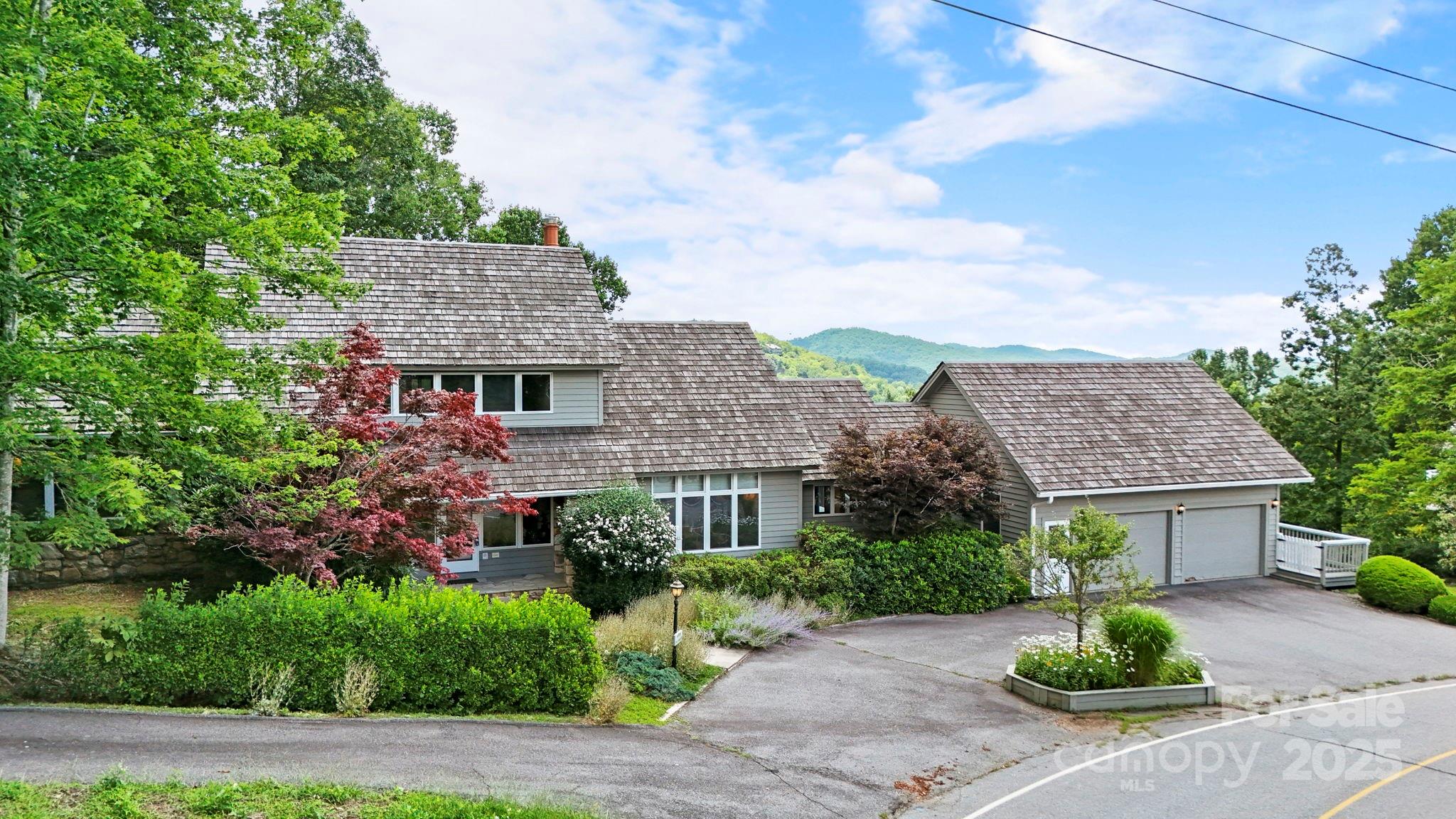 Boone, North Carolina 28607, United States, 3 Bedrooms Bedrooms, ,4 BathroomsBathrooms,Residential,Under Contract,191530